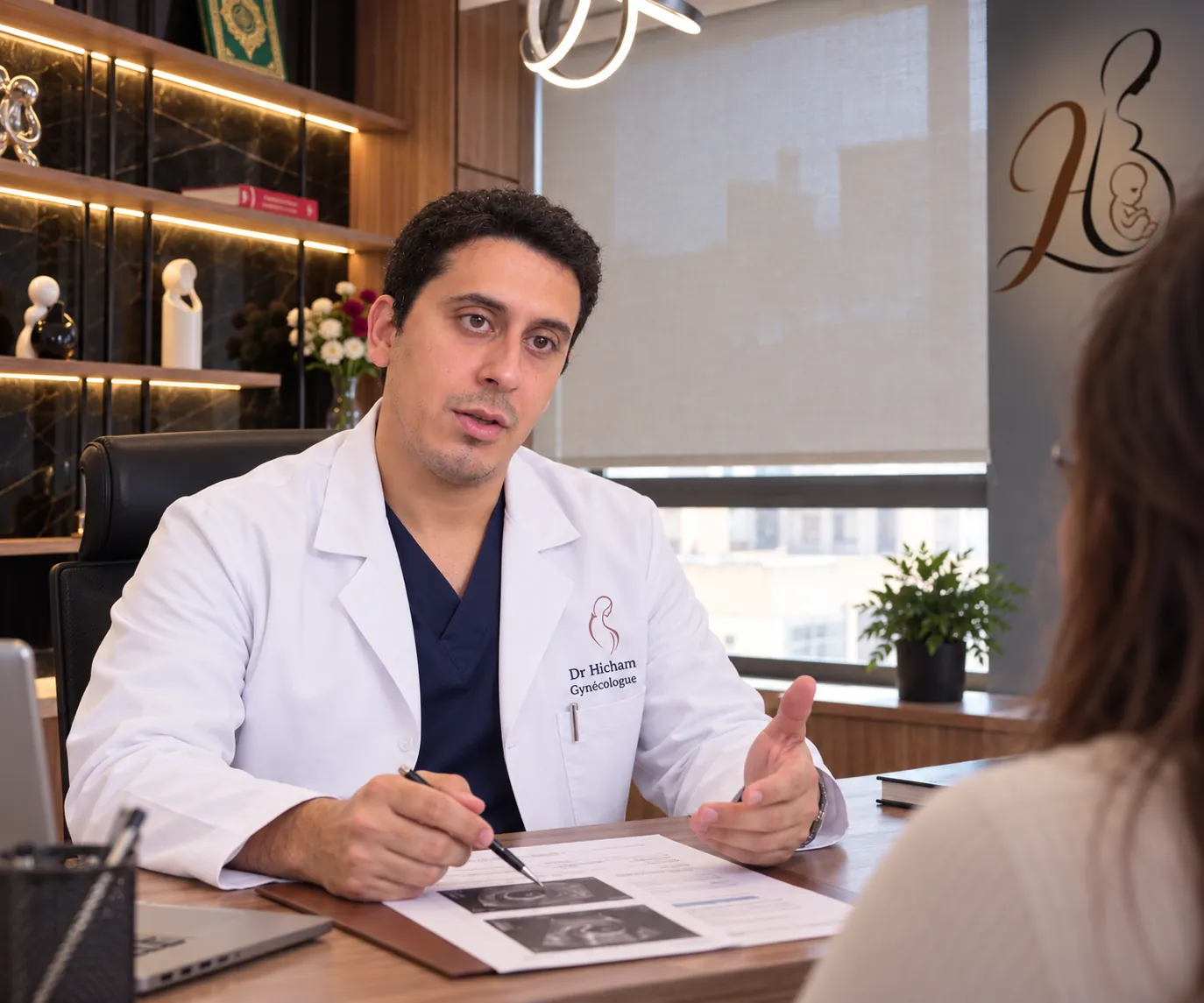 Le Dr Idrissi Hicham, gynécologue à Fès, avec une patiente dans son bureau de consultation